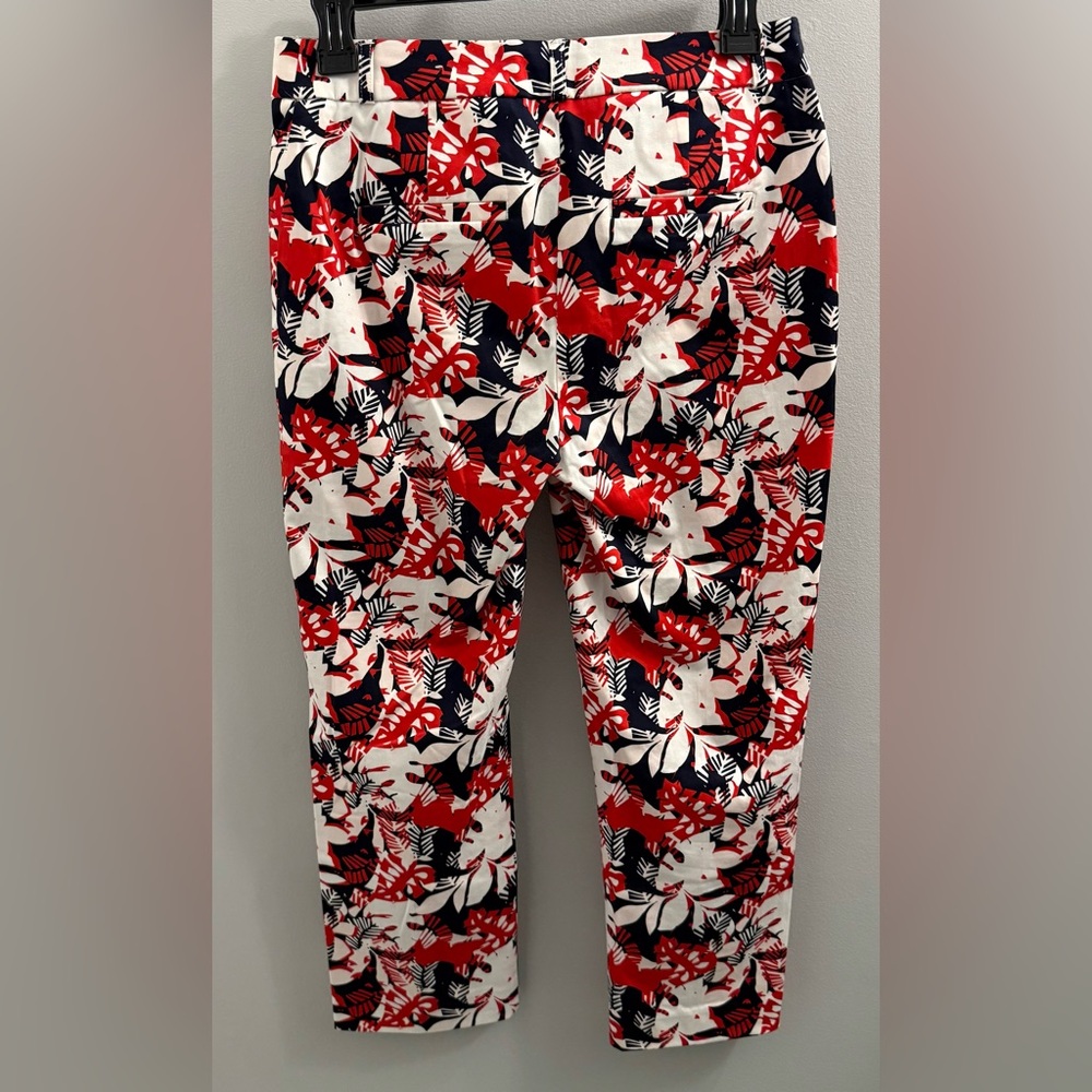 Reitmans | Vibrant Red and Navy Tropical Patterned Floral 7/8 Capri Pants - Picture 7 of 15